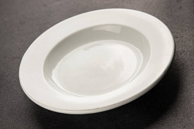 Beyaz tabak boş sofra takımı tabakları servis etmeye hazır yemek takımları servis etmeye sofra arkasında seramik tabaklar servis etmeye hazır.