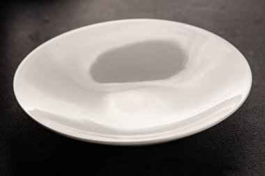 Beyaz tabak boş sofra takımı tabakları servis etmeye hazır yemek takımları servis etmeye sofra arkasında seramik tabaklar servis etmeye hazır.