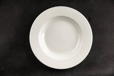 Beyaz tabak boş sofra takımı tabakları servis etmeye hazır yemek takımları servis etmeye sofra arkasında seramik tabaklar servis etmeye hazır.