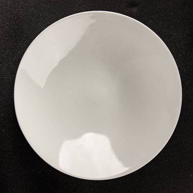 Beyaz tabak boş sofra takımı tabakları servis etmeye hazır yemek takımları servis etmeye sofra arkasında seramik tabaklar servis etmeye hazır.