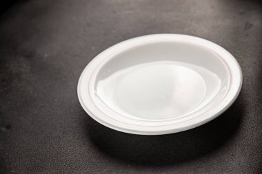 Beyaz tabak boş sofra takımı tabakları servis etmeye hazır yemek takımları servis etmeye sofra arkasında seramik tabaklar servis etmeye hazır.