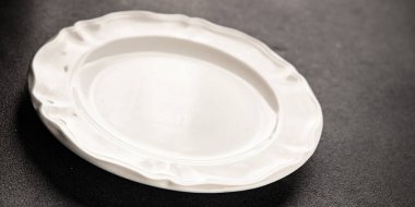 Beyaz tabak boş sofra takımı tabakları servis etmeye hazır yemek takımları servis etmeye sofra arkasında seramik tabaklar servis etmeye hazır.