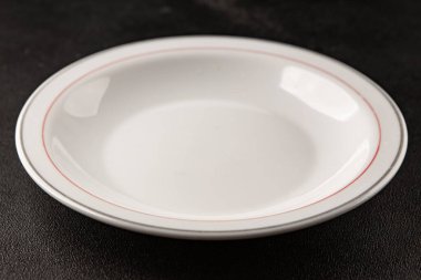 Beyaz tabak boş sofra takımı tabakları servis etmeye hazır yemek takımları servis etmeye sofra arkasında seramik tabaklar servis etmeye hazır.