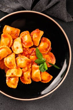 Ravioli bifteği domates sosu ikinci tabak lezzetli gurme yemek arkaplanı masa rustik yemek üst görünüm fotokopi alanı