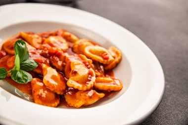 Ravioli bifteği domates sosu ikinci tabak lezzetli gurme yemek arkaplanı masa rustik yemek üst görünüm fotokopi alanı