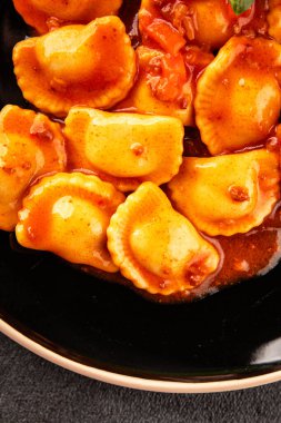 Ravioli bifteği domates sosu ikinci tabak lezzetli gurme yemek arkaplanı masa rustik yemek üst görünüm fotokopi alanı