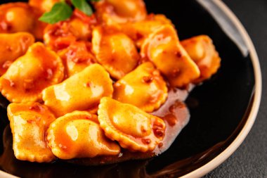 Ravioli bifteği domates sosu ikinci tabak lezzetli gurme yemek arkaplanı masa rustik yemek üst görünüm fotokopi alanı