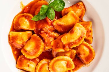 Ravioli bifteği domates sosu ikinci tabak lezzetli gurme yemek arkaplanı masa rustik yemek üst görünüm fotokopi alanı