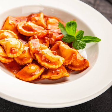 Ravioli bifteği domates sosu ikinci tabak lezzetli gurme yemek arkaplanı masa rustik yemek üst görünüm fotokopi alanı