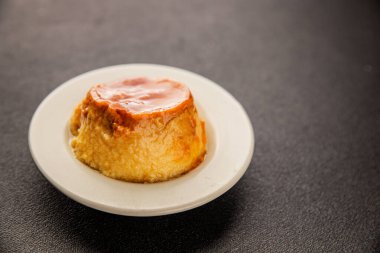 Karamelli kremalı tatlı tatlı tatlı tatlı tatlı lezzetli gurme yemek arkaplan masa rustik gıda üst görünüm fotokopi alanı