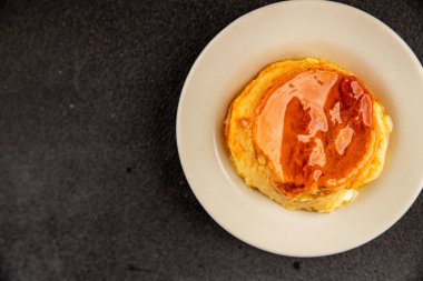 Karamelli kremalı tatlı tatlı tatlı tatlı tatlı lezzetli gurme yemek arkaplan masa rustik gıda üst görünüm fotokopi alanı