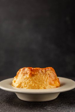 Karamelli kremalı tatlı tatlı tatlı tatlı tatlı lezzetli gurme yemek arkaplan masa rustik gıda üst görünüm fotokopi alanı