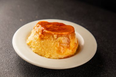 Karamelli kremalı tatlı tatlı tatlı tatlı tatlı lezzetli gurme yemek arkaplan masa rustik gıda üst görünüm fotokopi alanı