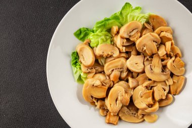 Şampiyon dilimleri konserve mantar salatası taze lezzetli gurme yemek arkaplanı masanın üstünde rustik yemek fotokopi alanı keto ve paleo diyet vejetaryen ve vejetaryen yemekleri