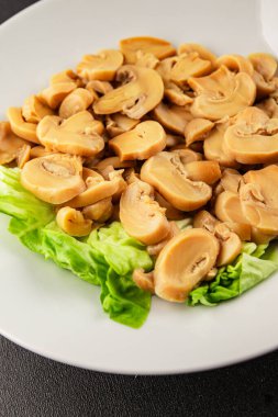 Şampiyon dilimleri konserve mantar salatası taze lezzetli gurme yemek arkaplanı masanın üstünde rustik yemek fotokopi alanı keto ve paleo diyet vejetaryen ve vejetaryen yemekleri