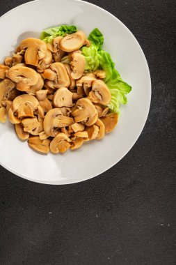 Şampiyon dilimleri konserve mantar salatası taze lezzetli gurme yemek arkaplanı masanın üstünde rustik yemek fotokopi alanı keto ve paleo diyet vejetaryen ve vejetaryen yemekleri