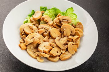 Şampiyon dilimleri konserve mantar salatası taze lezzetli gurme yemek arkaplanı masanın üstünde rustik yemek fotokopi alanı keto ve paleo diyet vejetaryen ve vejetaryen yemekleri