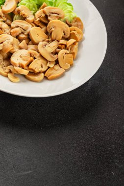 Şampiyon dilimleri konserve mantar salatası taze lezzetli gurme yemek arkaplanı masanın üstünde rustik yemek fotokopi alanı keto ve paleo diyet vejetaryen ve vejetaryen yemekleri