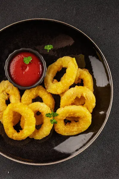 Colmar halkaları kızarmış yiyecek fast food çıtır çıtır aperatif taze lezzetli gurme yemek arkaplanı masa rustik gıda üst görünümü fotokopi alanı üzerinde