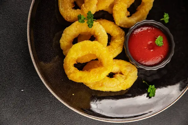 Colmar halkaları kızarmış yiyecek fast food çıtır çıtır aperatif taze lezzetli gurme yemek arkaplanı masa rustik gıda üst görünümü fotokopi alanı üzerinde