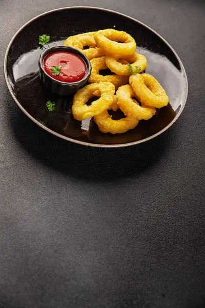 Colmar halkaları kızarmış yiyecek fast food çıtır çıtır aperatif taze lezzetli gurme yemek arkaplanı masa rustik gıda üst görünümü fotokopi alanı üzerinde