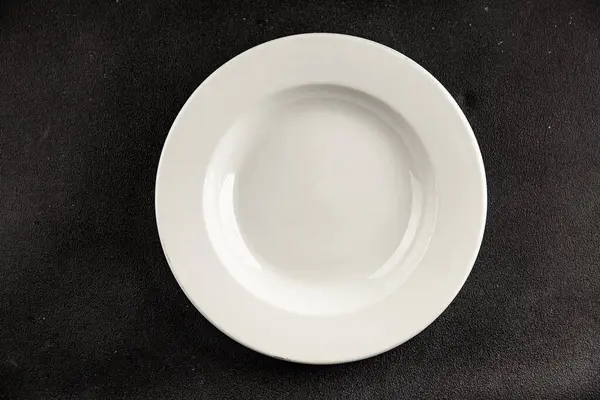 Beyaz tabak boş sofra takımı tabakları servis etmeye hazır yemek takımları servis etmeye sofra arkasında seramik tabaklar servis etmeye hazır.