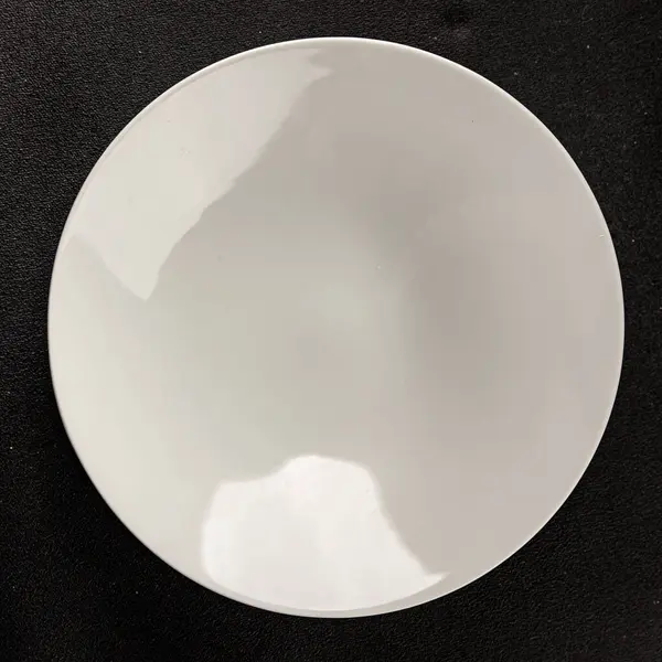 Beyaz tabak boş sofra takımı tabakları servis etmeye hazır yemek takımları servis etmeye sofra arkasında seramik tabaklar servis etmeye hazır.