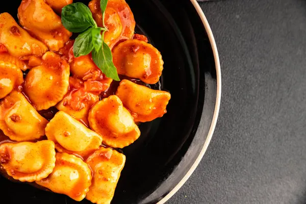 Ravioli bifteği domates sosu ikinci tabak lezzetli gurme yemek arkaplanı masa rustik yemek üst görünüm fotokopi alanı