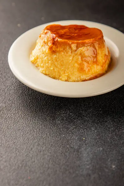 Karamelli kremalı tatlı tatlı tatlı tatlı tatlı lezzetli gurme yemek arkaplan masa rustik gıda üst görünüm fotokopi alanı