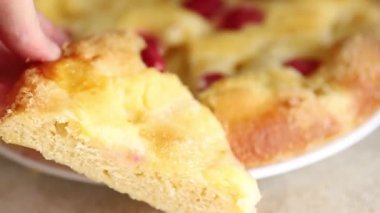 Tatlı turta ahududu frangipane tatlısı taze gurme yemekleri pişiriyor masanın üstünde rustik yiyecekler üst manzara fotokopi alanı