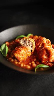 Doldurulmuş lahana sosu, fasulye eti, lahana, taze lezzetli gurme yemek arkaplanı kırsal yiyecekler, fotokopi alanı.