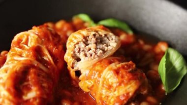 Doldurulmuş lahana sosu, fasulye eti, lahana, taze lezzetli gurme yemek arkaplanı kırsal yiyecekler, fotokopi alanı.