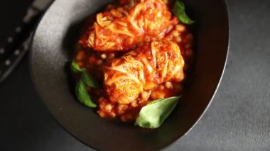 Doldurulmuş lahana sosu, fasulye eti, lahana, taze lezzetli gurme yemek arkaplanı kırsal yiyecekler, fotokopi alanı.