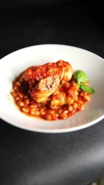 Doldurulmuş lahana sosu, fasulye eti, lahana, taze lezzetli gurme yemek arkaplanı kırsal yiyecekler, fotokopi alanı.