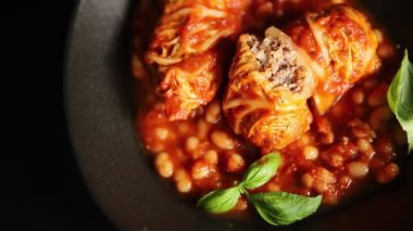 Doldurulmuş lahana sosu, fasulye eti, lahana, taze lezzetli gurme yemek arkaplanı kırsal yiyecekler, fotokopi alanı.