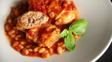 Doldurulmuş lahana sosu, fasulye eti, lahana, taze lezzetli gurme yemek arkaplanı kırsal yiyecekler, fotokopi alanı.