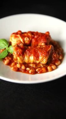 Doldurulmuş lahana sosu, fasulye eti, lahana, taze lezzetli gurme yemek arkaplanı kırsal yiyecekler, fotokopi alanı.