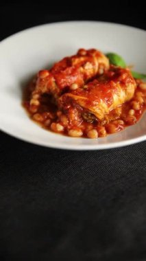 Doldurulmuş lahana sosu, fasulye eti, lahana, taze lezzetli gurme yemek arkaplanı kırsal yiyecekler, fotokopi alanı.