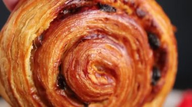 Kuru üzümlü çörek tatlı puf börek taze lezzetli gurme yemek arkaplanı masa kırsal yiyeceklerin üst görünümü fotokopi alanı