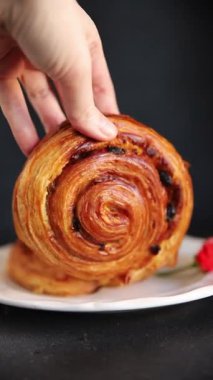 Kuru üzümlü çörek tatlı puf börek taze lezzetli gurme yemek arkaplanı masa kırsal yiyeceklerin üst görünümü fotokopi alanı