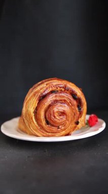 Kuru üzümlü çörek tatlı puf börek taze lezzetli gurme yemek arkaplanı masa kırsal yiyeceklerin üst görünümü fotokopi alanı