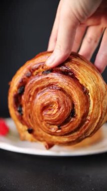 Kuru üzümlü çörek tatlı puf börek taze lezzetli gurme yemek arkaplanı masa kırsal yiyeceklerin üst görünümü fotokopi alanı