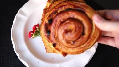 Kuru üzümlü çörek tatlı puf börek taze lezzetli gurme yemek arkaplanı masa kırsal yiyeceklerin üst görünümü fotokopi alanı