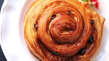 Kuru üzümlü çörek tatlı puf börek taze lezzetli gurme yemek arkaplanı masa kırsal yiyeceklerin üst görünümü fotokopi alanı