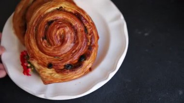Kuru üzümlü çörek tatlı puf börek taze lezzetli gurme yemek arkaplanı masa kırsal yiyeceklerin üst görünümü fotokopi alanı