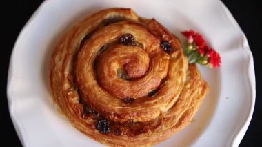 Kuru üzümlü çörek tatlı puf börek taze lezzetli gurme yemek arkaplanı masa kırsal yiyeceklerin üst görünümü fotokopi alanı