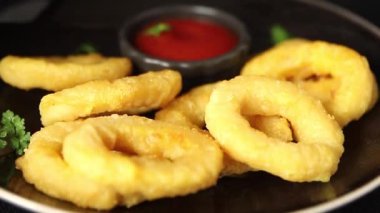 Colmar halkaları kızarmış yiyecek fast food çıtır çıtır aperatif taze lezzetli gurme yemek arkaplanı masa rustik gıda üst görünümü fotokopi alanı üzerinde