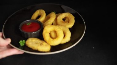 Colmar halkaları kızarmış yiyecek fast food çıtır çıtır aperatif taze lezzetli gurme yemek arkaplanı masa rustik gıda üst görünümü fotokopi alanı üzerinde