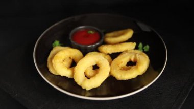 Colmar halkaları kızarmış yiyecek fast food çıtır çıtır aperatif taze lezzetli gurme yemek arkaplanı masa rustik gıda üst görünümü fotokopi alanı üzerinde