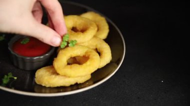 Colmar halkaları kızarmış yiyecek fast food çıtır çıtır aperatif taze lezzetli gurme yemek arkaplanı masa rustik gıda üst görünümü fotokopi alanı üzerinde